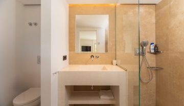 Resa Estates Ibiza sale villa Marlin vieuws bathroom shower.jpg